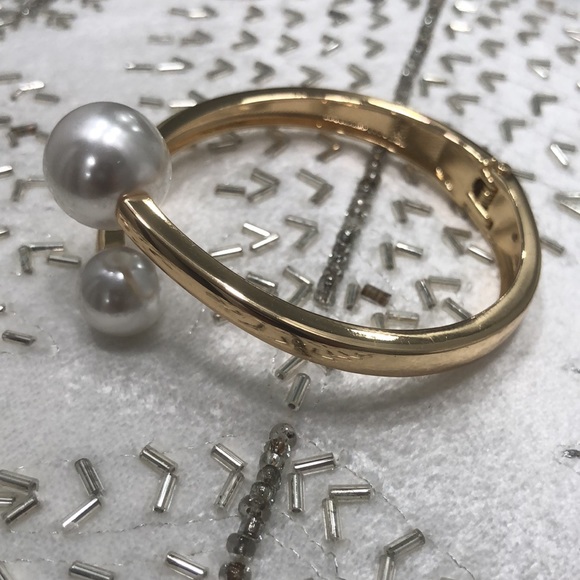 🎉Host Pick!🎉NEW! Faux pearl and gold twist accent bracelet - Picture 4 of 9